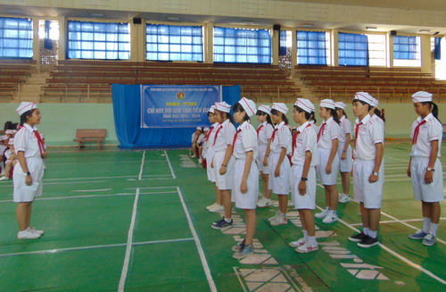 Các thi sinh tham gia phần thi thực hành kỹ năng chỉ huy đội giỏi tỉnh Tiền Giang năm học 2014 – 2015